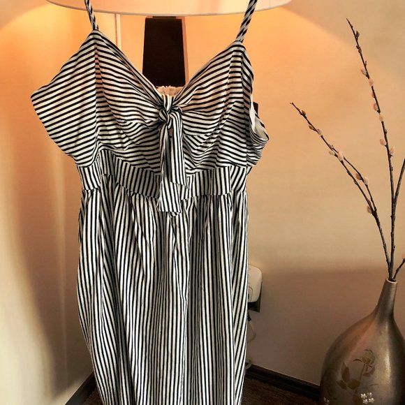 COPY - Sweetheart midi dress - Picture 2 of 3